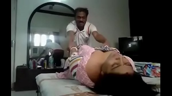 Menyusui Susu India Yang Montok, Siap Digoyang-goyang.