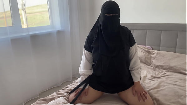 Arab Zalifah Tanpa Celana Dalam, Basah Kuyup Pas Lagi Bebersih, Ngacir Pamer Lubang Mulus Yang Dicukur Rapi