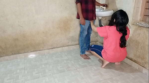 भाभी ने जवान प्लंबर के लंड से अपनी रसीली चूत की प्यास बुझाई! हिंदी आवाज में Xxx कामुक प्लंबर सेक्स
