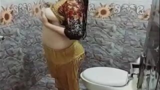 Cewek Gemoy Pakistan Colmek Di Kamar Mandi, Crottoobin Sambil Mainin Memek Basah.