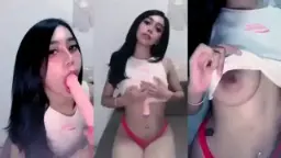 Mango Live, Si Host Goyang Lidah Ngejilat Dildo Sampe Desah-desah, Sambil Jari-jarinya Ngeremas Tt Yang Montok Basah.