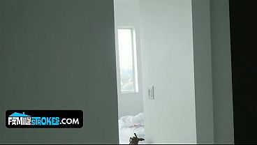 Mbak Tiri Pirang Montok, Daisy Stone, Nampol Habis Kena Pancut Kontol Abangnya Yang Tegang.