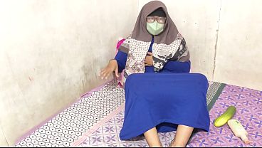 Bajingan, Cewek Hijab Indonesia Lagi Colmek Sambil Nahan Nafsu, Sange Banget Pengen Digilir.