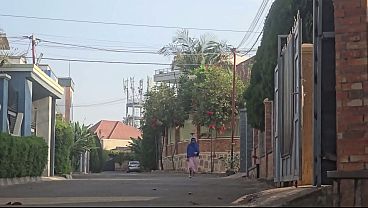 Gila! Mama Arab Ngebetin Memeknya Di Luar Rumah Deket Jalan, Sampai Basah Semua
