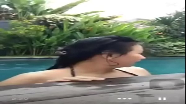 Ngentot Di Kolam Renang Pas Live, Crot Di Dalem Basah Kuyup.
