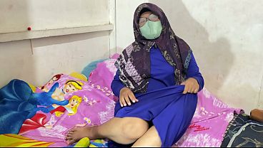 Wanita Berhijab Lagi Mainin Diri Sendiri Sampe Basah Kuyup, Nikmatin Setiap Sentuhan Mesra.