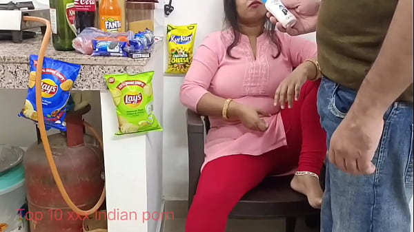 Shopkeeper Gila Di Mumbai Ngintipin Cewek Miskin Biar Minjem Duit, Sambil Colok-colok Pake Suara Hindi Mesum